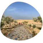 image d'un désert marocain avec un homme et deux enfants