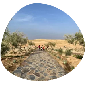 image d'un désert marocain avec un homme et deux enfants