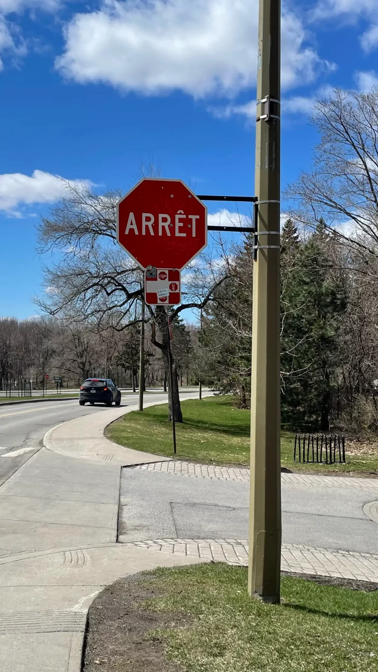 panneau stop quebec